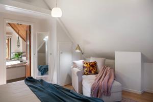 a living room with a couch and a bathroom at El Camino in Hepburn Springs