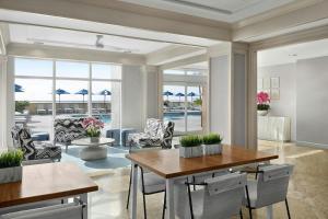 a dining room with a table and chairs at Marriott Beachplace Towers 2BD in Fort Lauderdale