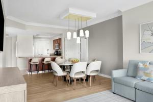 a kitchen and dining room with a table and chairs at Marriott Beachplace Towers 2BD in Fort Lauderdale