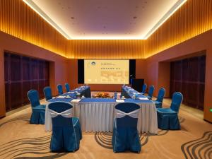 a conference room with tables and chairs and a screen at The Lantern in Shunde +92 photos