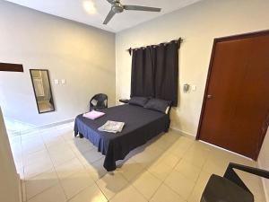 ein Schlafzimmer mit einem Bett und einem Stuhl in der Unterkunft Luz Sofia Bacalar in Bacalar