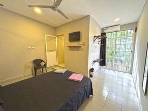 ein Schlafzimmer mit einem Bett in einem Zimmer mit Fenster in der Unterkunft Luz Sofia Bacalar in Bacalar