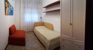 Habitación pequeña con cama y silla en Il Duca, en Mestre