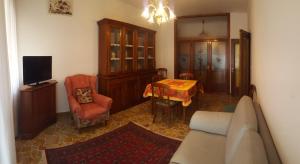 sala de estar con mesa y silla en Il Duca, en Mestre