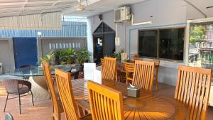 a dining room with a table and chairs at Collection O Southern Star Resort Pattaya in North Pattaya +24 photos