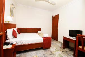 Postel nebo postele na pokoji v ubytování Hotel Aiswarya