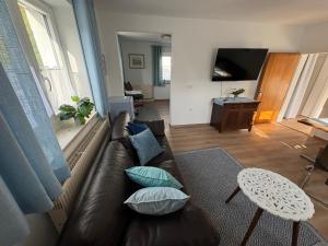 a living room with a couch and a television at Ferienwohnung Tante Betty in Essing