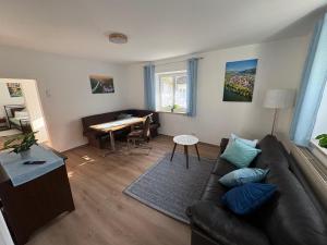a living room with a couch and a table at Ferienwohnung Tante Betty in Essing
