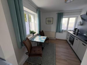 a small kitchen with a table and a dining room at Ferienwohnung Tante Betty in Essing