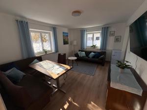 a living room with a couch and a table at Ferienwohnung Tante Betty in Essing