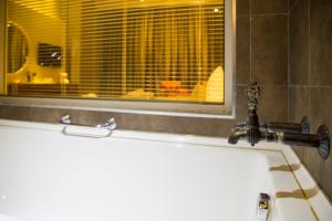 Uma casa de banho em Doğa Thermal Health & Spa