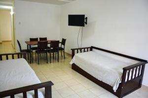 1 dormitorio con 1 cama, mesa y sillas en Temporarios Bahia en Bahía Blanca