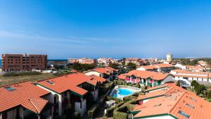 an aerial view of a city with houses and a pool at Appartement Santocha in Capbreton