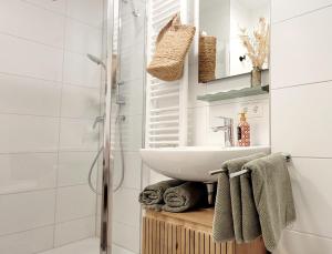 a bathroom with a sink and a shower at Obermain Living in Bad Staffelstein