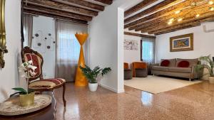 ein Wohnzimmer mit Sofa und Tisch in der Unterkunft Ca' ai Sospiri in Venedig