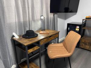 a hat sitting on a desk with a chair at Glenlyon Lodge - Gladstone in Gladstone