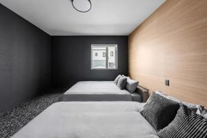 a bedroom with two beds and a couch in it at U suzukou in Asahikawa