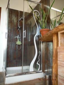 Koupelna v ubytování Chambres d'Hotes La Mystérieuse + 17 fotografií