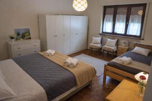 a bedroom with a bed with towels on it at Noi - Casa vacanza in Attimis