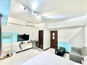 a hotel room with a bed and a tv at 卡布里 in Taichung