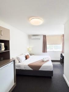 a bedroom with two beds and a window at Gracelands Parkes in Parkes +41 photos