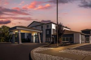 a rendering of a building at dusk at Comfort Inn & Suites Harrisburg-Hershey North in Manor Acres