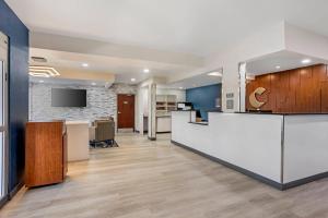 an office lobby with a white counter and a bar at Comfort Inn & Suites Harrisburg-Hershey North in Manor Acres