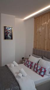 a bedroom with two beds with white sheets and pillows at Ianmamaia in Mamaia