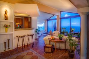 a living room with a couch and a table at Nido Paraiso in Santa Úrsula