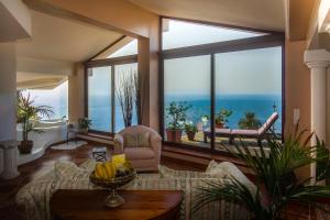 a living room with a couch and a table with bananas on it at Nido Paraiso in Santa Úrsula