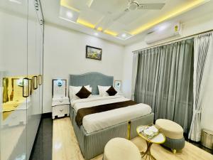 a hotel room with a bed and a desk at Sagar Villa Udaipur in Udaipur +58 photos