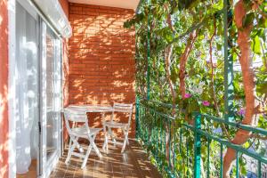 a balcony with a table and chairs on a brick wall at Tinka, Zimmer No 5 in Starigrad