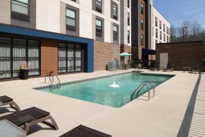 a swimming pool in the middle of a building at Hampton Inn Spring Lake Fayetteville in Spring Lake