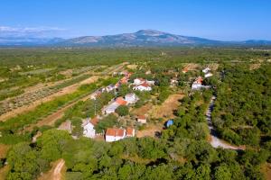 eine Luftaufnahme eines Hauses in einem Wald in der Unterkunft Antona in Šibenik