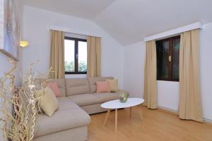 ein Wohnzimmer mit Sofa und Tisch in der Unterkunft Antona in Šibenik