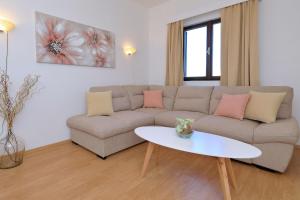 ein Wohnzimmer mit Sofa und Tisch in der Unterkunft Antona in Šibenik + 38 Fotos