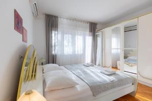 a bedroom with a bed and a large window at Tinka, Zimmer No 2 in Starigrad