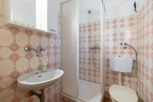 a bathroom with a sink and a shower at Tinka, Zimmer No 6 in Starigrad