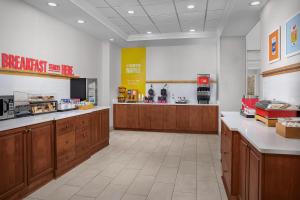 a fast food restaurant with a counter and aasteryasteryasteryasteryasteryasteryastery at Hampton Inn & Suites Clinton in Clinton