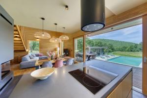 Küche und Wohnzimmer mit Blick auf einen Pool in der Unterkunft Lovelos in Gospić