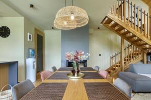 ein Esszimmer mit Tisch und Stühlen und Treppe in der Unterkunft Lovelos in Gospić + 50 Fotos