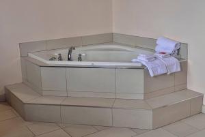 a bathroom with a bath tub with a sink at Econo Lodge City Centre in Kingston +20 photos