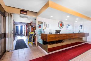 a restaurant with a counter in the middle of a room at Econo Lodge in Sudbury