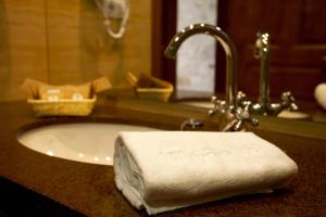 a towel sitting on a sink in a bathroom at Hotel Vila do Val in Ferreira +59 photos