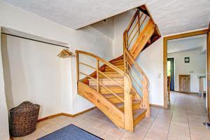 a spiral staircase in a living room with a hallway at Nengshof Ferienhaus Königskerze in Wißmannsdorf
