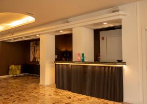 eine Lobby mit Bar in einem Gebäude in der Unterkunft Hotel Angelini in Nago-Torbole + 83 Fotos