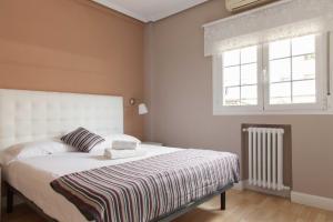 - une chambre avec un lit blanc et une fenêtre dans l'établissement For You Rentals AvenidaAmerica apartment AVA24, à Madrid