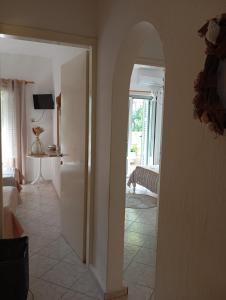 a living room with an open door to a living room at Maria I in Chorto