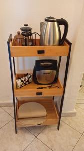 a shelf with a tea pot and a kettle on it at Maria I in Chorto