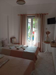 a bedroom with two beds and a window at Maria I in Chorto